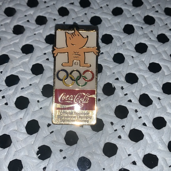 Coca-Cola Gold Olympic Mascot Pin - Picture 3 of 5